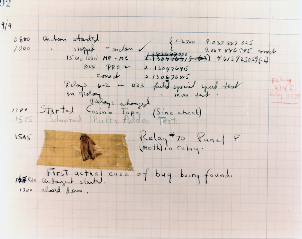 La page du journal de bord du Mark II, le 9 septembre 1947 : des heures et des notes manuscrites, et, collée au ruban adhésif au milieu de la page, une mite, avec la mention manuscrite First actual case of bug being found