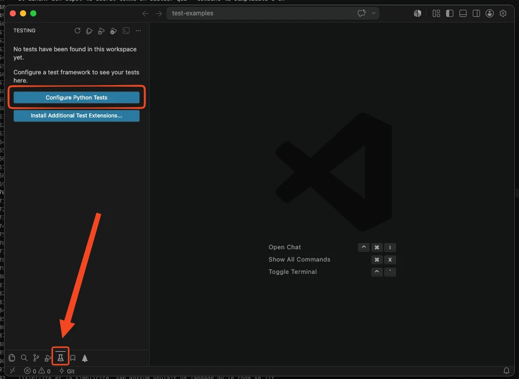 VS Code en thème sombre, le projet test-examples ouvert, la vue Testing affichée à gauche : elle dit qu'aucun test n'a encore été trouvé dans ce dossier et propose un bouton Configure Python Tests, encadré en rouge ; une flèche rouge désigne l'icône en forme d'éprouvette dans la barre d'activité, en bas